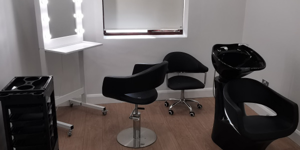 Importance Of Professional Makeup Mirrors In A Makeup Salon